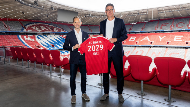 Ursapharm verlängert Zusammenarbeit mit FC Bayern und erweitert die Partnerschaft - Neuer Drei-Jahres-Vertrag (v.l.): Rouven Kasper, Vorstand Marketing der FC Bayern München AG, und Christian Krensel, Geschäftsleiter Marketing & Vertrieb der Ursapharm Arzneimittel GmbH - Quelle: Ursapharm